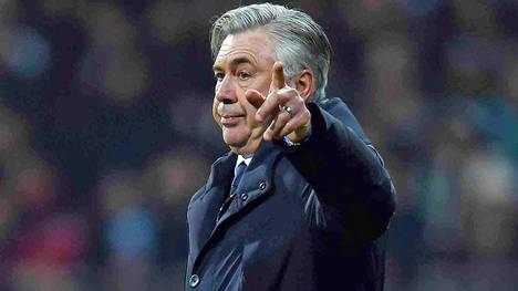Carlo Ancelotti vom FC Bayern zeigt