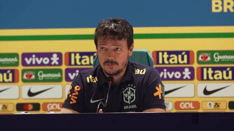 Brasilien-Trainer Fernando Diniz reagiert auf die Ausschreitungen rund um das Spiel gegen Argentinien. Zudem bezieht er Stellung zu den Pfiffen der eigenen Fans gegen seine Mannschaft.