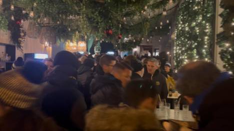 Saarbrücken-Trainer Rüdiger Ziehl feiert den Pokal-Coup gegen Eintracht Frankfurt mit den eigenen Fans.