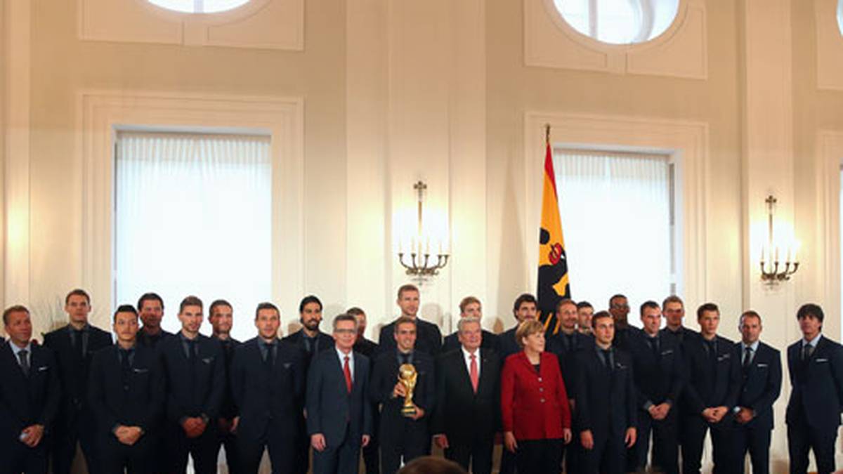 Zum Abschluss nehmen die Ausgezeichneten noch einmal Formation an und präsentieren den WM-Pokal