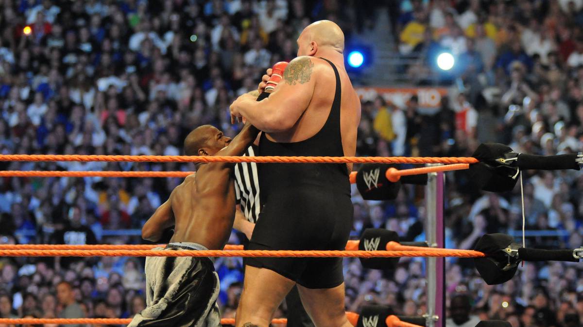 ... und ließ sich für die große Wrestlingshow WrestleMania engagieren. Den 2,13 Meter und rund 200 Kilo schweren Big Show besiegte er in dem Schaukampf durch K.o. - mit Hilfe eines Schlagrings