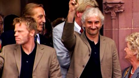 Er war Weltmeister, gewann die Champions League und wurde als DFB-Teamchef Vizeweltmeister. Für die Fans gibt es nun einen Rudi Völler. Wie steht er heute zur legendären Fan-Hymne?