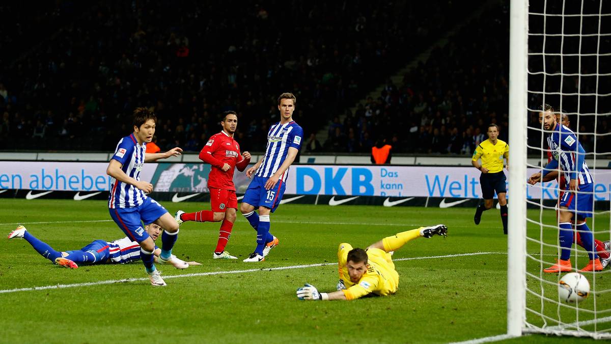 Nach der Halbzeitpause kommt es noch besser für Stendel und seine Hannoveraner. Manuel Schmiedebach (3. v. l.) bringt den Letzten der Tabelle in Führung gegen den Tabellendritten