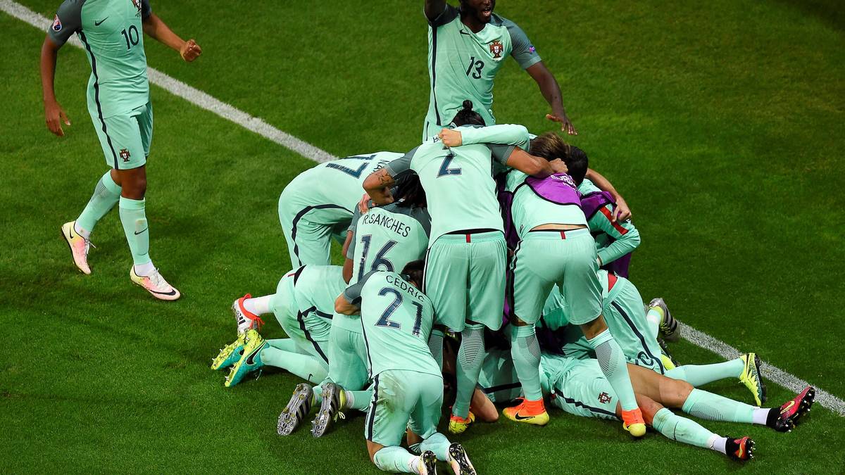 Unter diesem Haufen Portugiesen liegt der neue Rekord-Torschütze bei EM-Endrunden. Cristiano Ronaldo zieht nach seinem Coup im Halbfinale gegen Wales mit Frankreichs Legende Michel Platini gleich. SPORT1 zeigt die Bestenliste