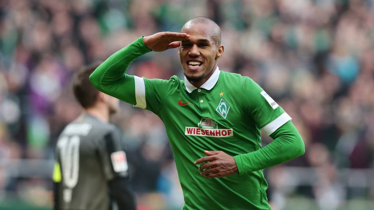 Noch vor der Pause legen die Bremer das 3:1 nach. Theodor Gebre Selassie salutiert nach seinem Treffer.