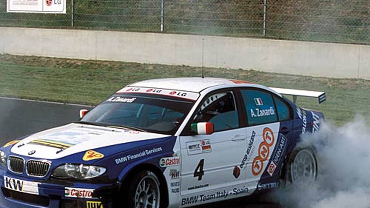 Noch im August des selben Jahres legt Alex Zanardi einen Burnout auf den Kurs von Oschersleben. Wenige Momente zuvor siegt er als erster beinamputierter Fahrer den Automobilsportgeschichte