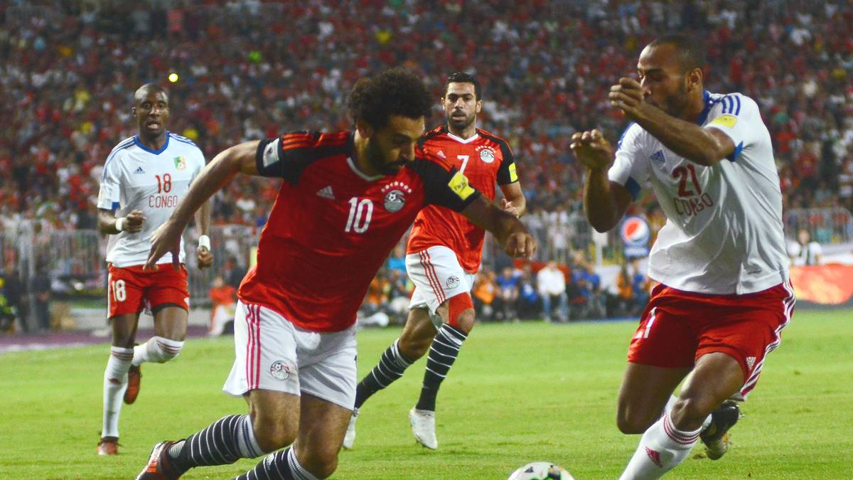 TOPF 3 - ÄGYPTEN (30): Dank Liverpool-Star Mohamed Salah (l.) sichert sich Ägypten einen Spieltag vor Abschluss der afrikanischen Quali-Runde das Ticket für Russland. Der Stürmer erzielt beim 2:1 gegen Kongo beide Treffer - das Siegtor in der fünften Minute der Nachspielzeit per Elfmeter