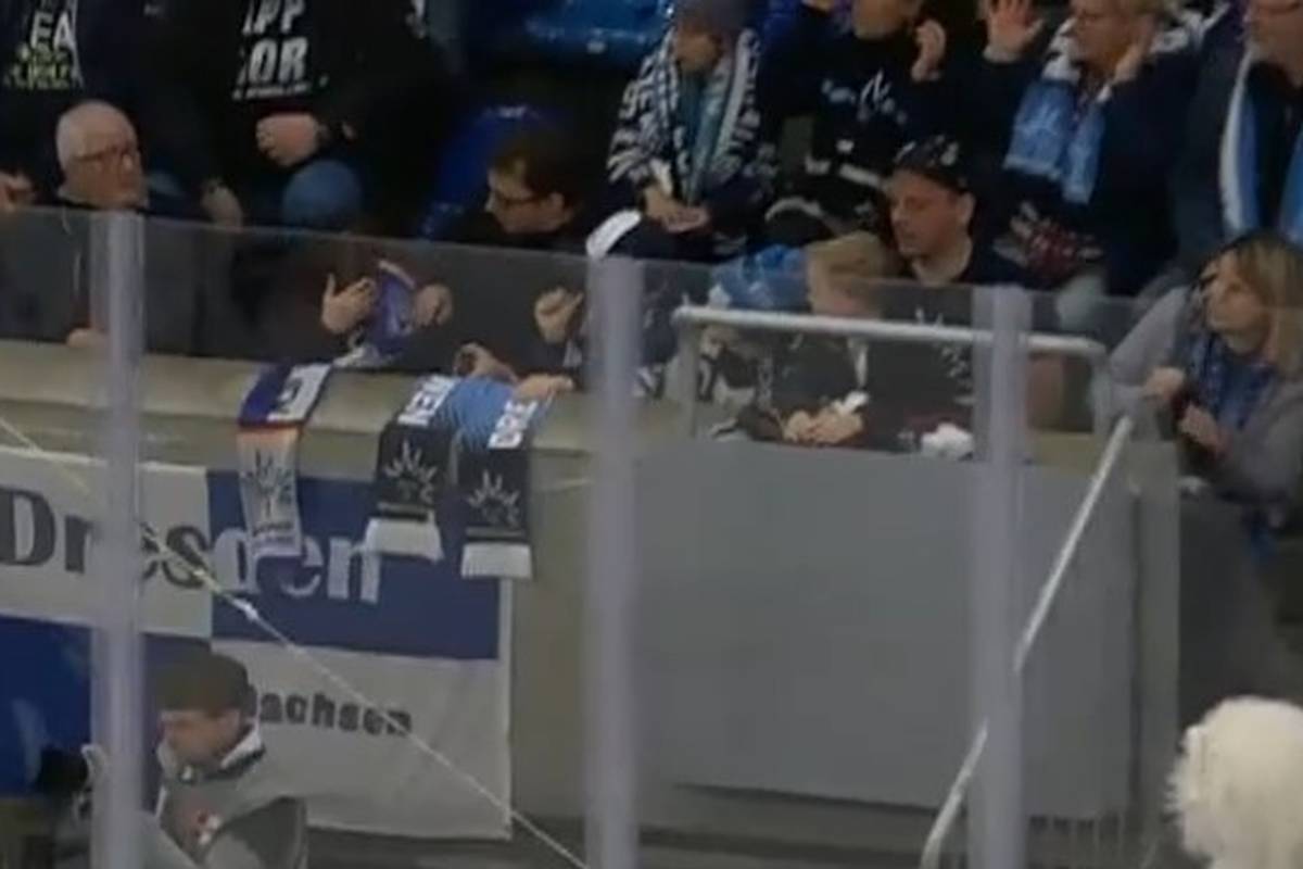 Schockmoment! Zuschauerin von Puck am Kopf getroffen