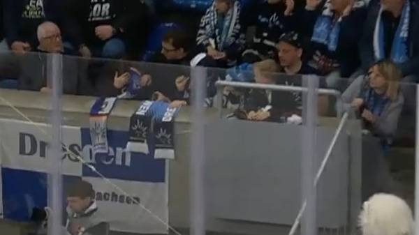 Schockmoment! Zuschauerin von Puck am Kopf getroffen