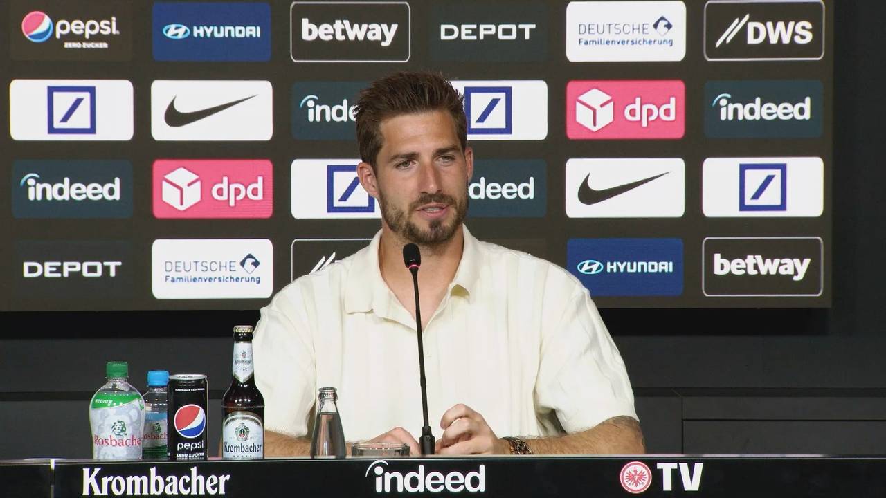 Eintracht Frankfurt: Kevin Trapp reagiert auf das Daumendrücken von Hradecky