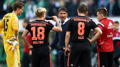 Der Hamburger SV steht auch unter Trainer Bruno Labbadia (M.) weiterhin am Tabellenende