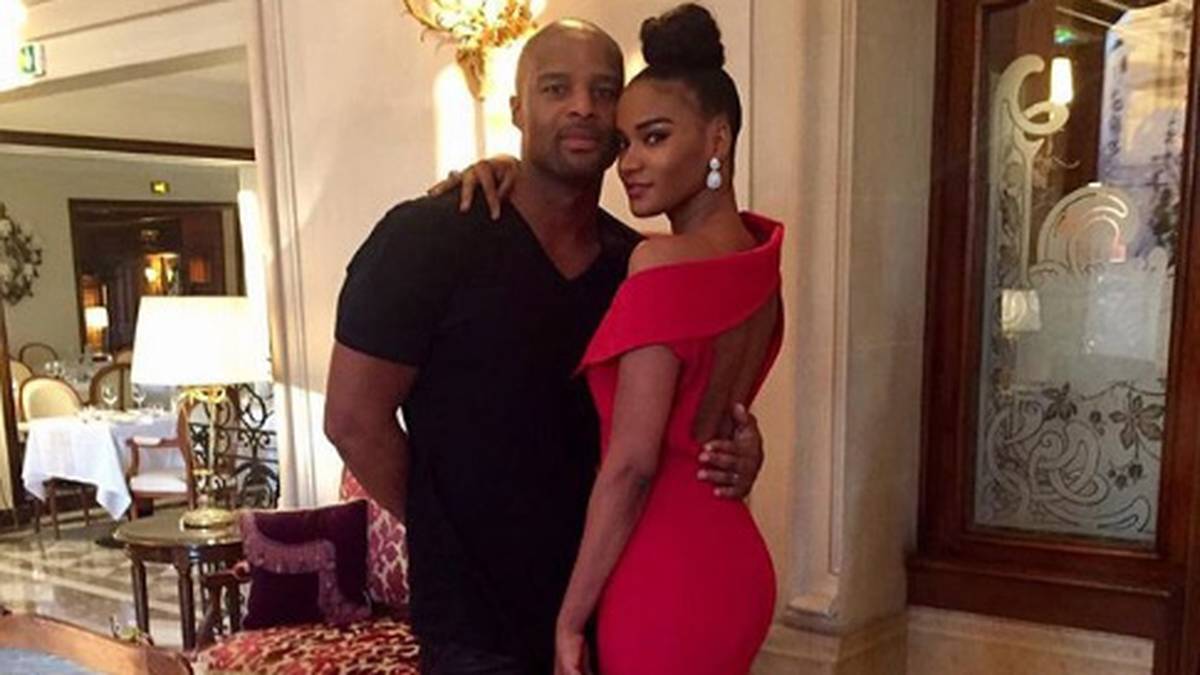 Osi Umenyiora ist längst zurückgetreten. Damit hat der zweimalige Super-Bowl-Champ mit den New York Giants mehr Zeit für Ehefrau Leila Lopes. Die Miss Universe von 2011 engagiert sich unter anderem in ihrem Heimatland Angola sehr stark gegen AIDS, die beiden haben ein gemeinsames Kind