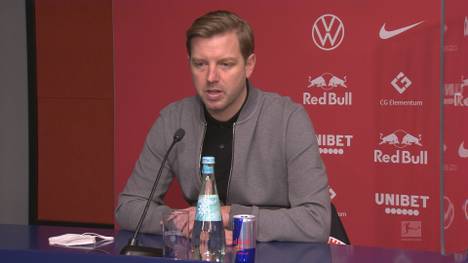 Florian Kohfeldt ärgert sich während des Spiels über den Elfmeter gegen sein Team. Nach dem Spiel ist der Werder-Coach jedoch einsichtig und entschuldigt sich.