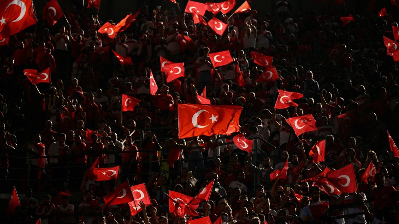 Türkische Ultras rufen zu Wolfsgruß auf