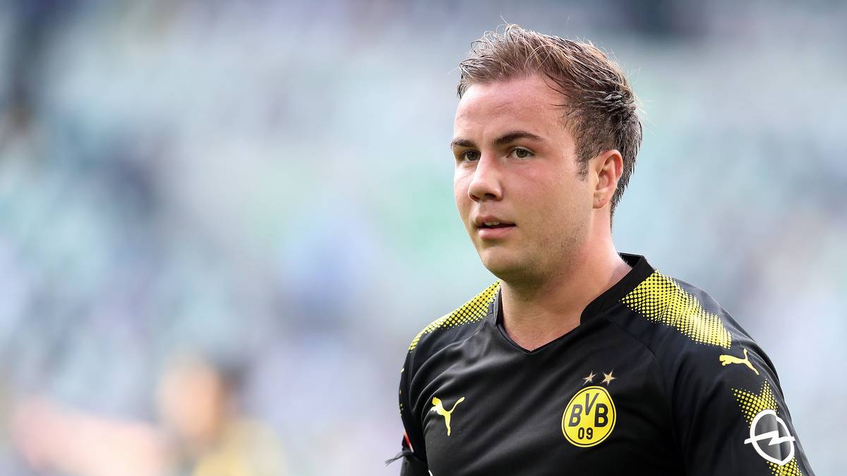 Dann die Schockdiagnose: Beim WM-Helden wird eine Stoffwechselerkrankung diagnostiziert - eine Erklärung für seine rätselhaften Gewichtsprobleme. Götze wird auf unbestimmte Zeit aus dem Spielbetrieb genommen. Oberste Priorität hat von nun an seine Gesundheit