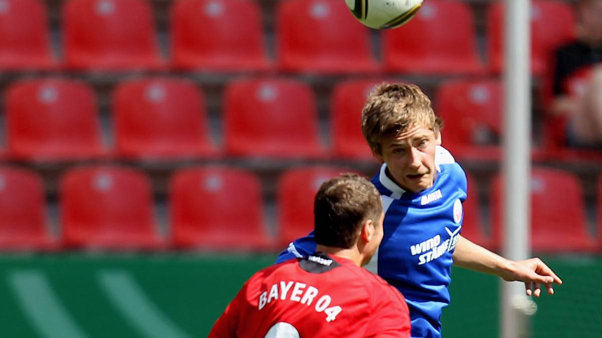 2010: In der nächsten Saison ist für die Mainzer um Stefan Bell im Halbfinale gegen den späteren Meister FC Hansa Rostock Schluss. Für die Rostocker steht unter anderem TOM TRYBULL (r.) auf dem Platz