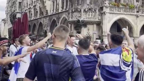 Im Vorfeld des Eröffnungsspiels zwischen Deutschland und Schottland sind bereits viele Schotten in München, um sich mit Dudelsack und Co. auf das Spiel einzustimmen.