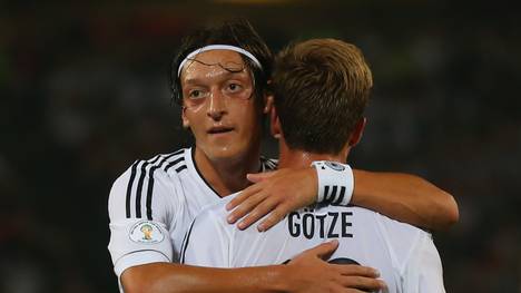 Mesut Özil (l.) wurde mit Mario Götze Weltmeister