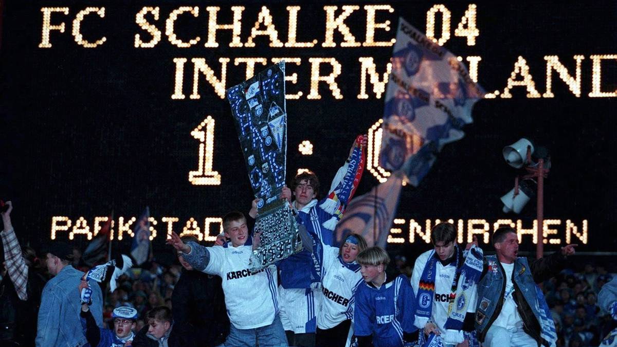 UEFA-CUP, FINALE 1997 - INTER MAILAND: Auch im anschließenden Endspiel legen die Knappen den Grundstein für den Erfolg im Heimspiel im Parkstadion. Dort gelingt durch einen Treffer von Marc Wilmots ein knapper 1:0-Sieg