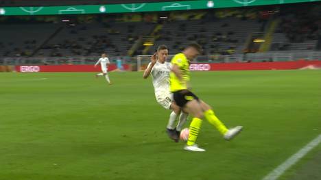 Thomas Meunier lässt im DFB-Pokalspiel gegen Ingolstadt seinen Gegner alt aussehen und macht den Ingolstädter mit der Hacke nass.
