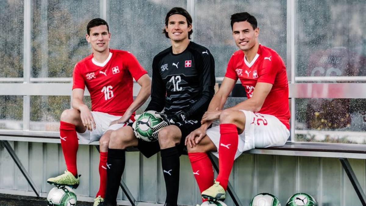 SCHWEIZ (Puma, 89,95 Euro): Im deutschen Nachbarland will man wohl sicher gehen, dass man den Weg aus Russland zurück in die Alpen wieder findet