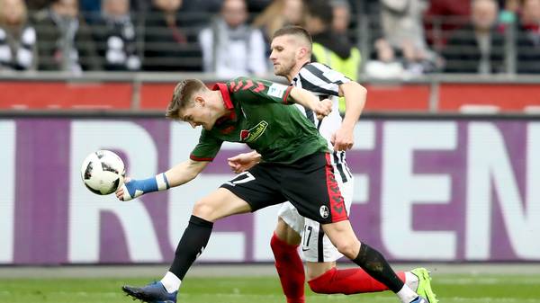 Lukas Kübler vom SC Freiburg und der Frankfurter Ante Rebic kämpfen um den Ball