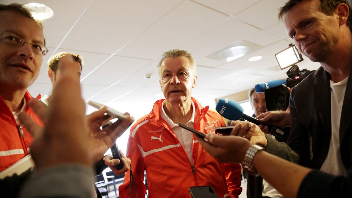 Zwei Jahre später aber wurde Hitzfeld zwei Spiele gesperrt, als er im WM-Quali-Spiel gegen Norwegen wieder den Finger in Richtung des Schiris herausholte. Skurril: Hitzfeld behauptete, er habe ihn aus Frust sich selbst gezeigt. Die FIFA-Disziplinarkommission glaubte ihm nicht