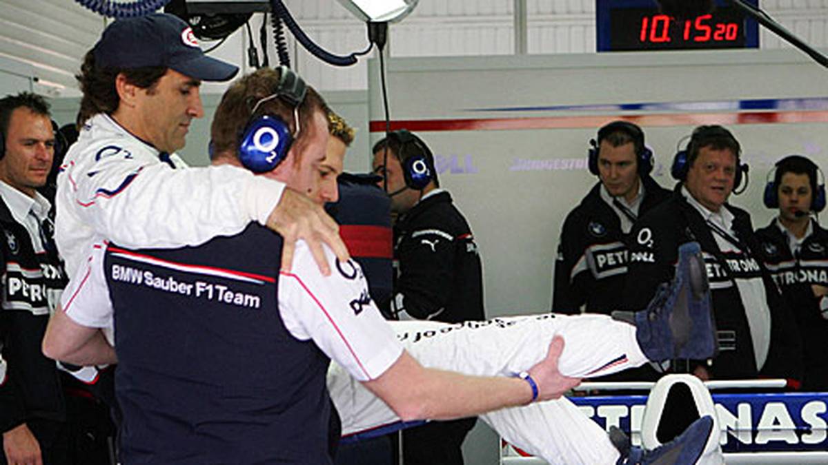 2006 der nächste Meilenstein: Zanardi wird in das Formel-1-Auto des Teams BMW-Saubers, der eigens für ihn umgerüstet wurde, gehoben. Der Test beginnt mit der Frage des Italieners: "Soll ich meine Füße schmaler machen?"