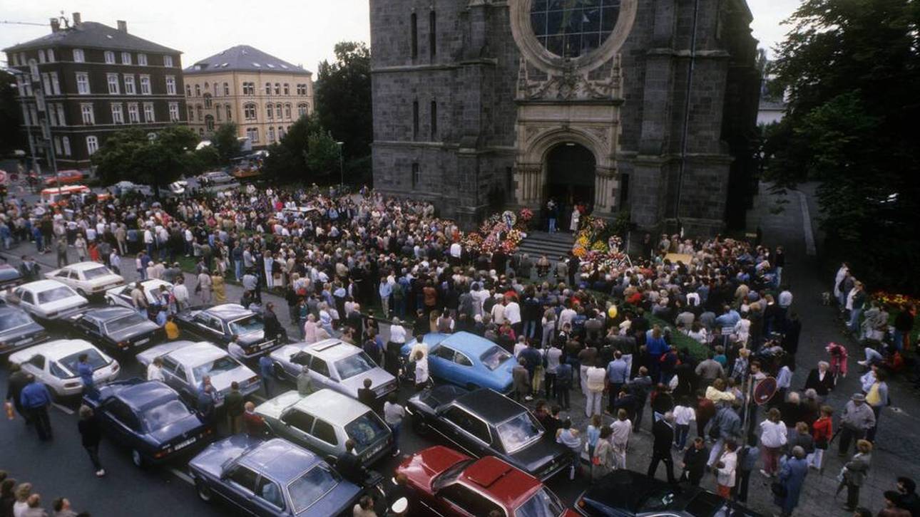 Zur Beerdigung von Stefan Bellof in Gießen erschienen zahlreiche Menschen