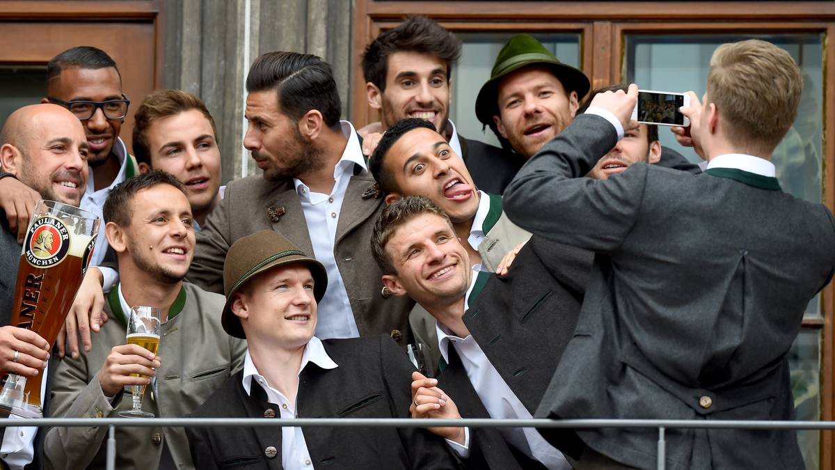 Und natürlich darf ein Teamfoto nicht fehlen. Jungspund Mitchell Weiser übernimmt den Job. Für die Herren des FCB ist es der 25. Meistertitel - Jubiläum!