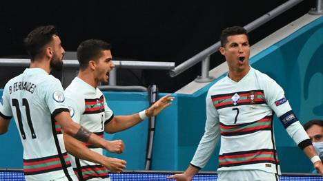 Portugal bejubelt einen Treffer von Ronaldo (r.)