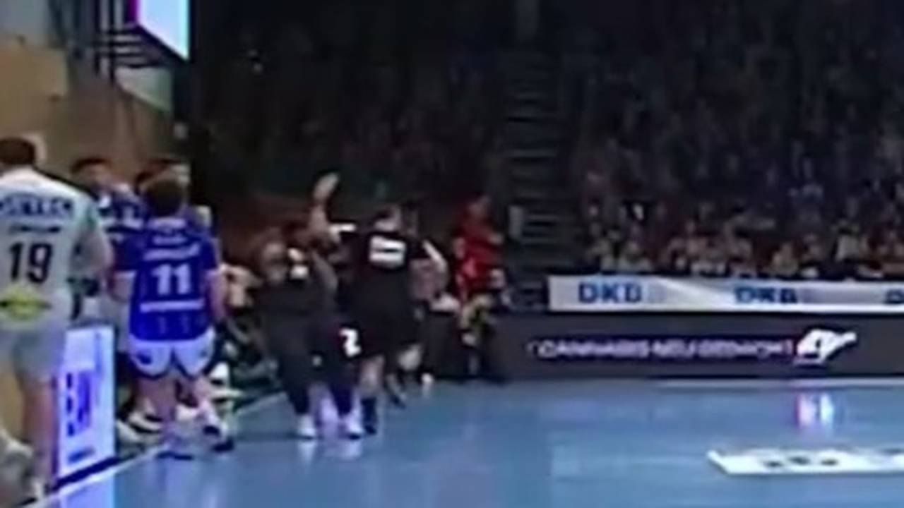 Irre Szene! Schiri streckt Handball-Coach nieder