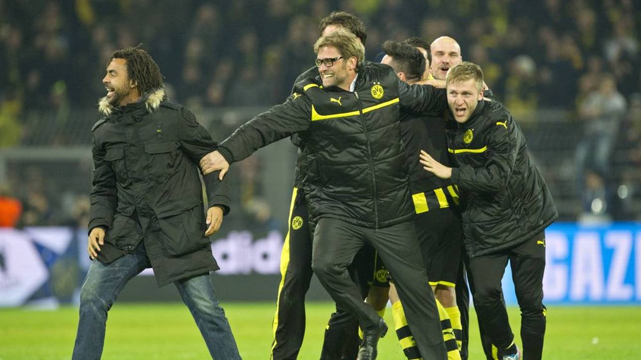Patrick Owomoyela (l.) jubelte mit Jürgen Klopp über das Weiterkommen