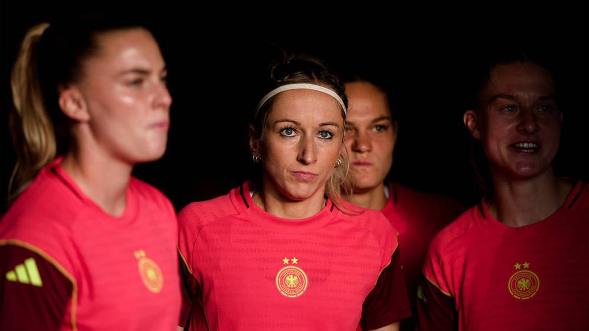 Die 33-Jährige wurde in Eupen geboren und hätte auch für Belgien spielen können, entschied sich aber mit ihrer Familie früh für Deutschland. Nebenbei bereitet sie sich mit einem Fernstudium der Bildungswissenschaften auf das Leben nach dem Fußball vor. 