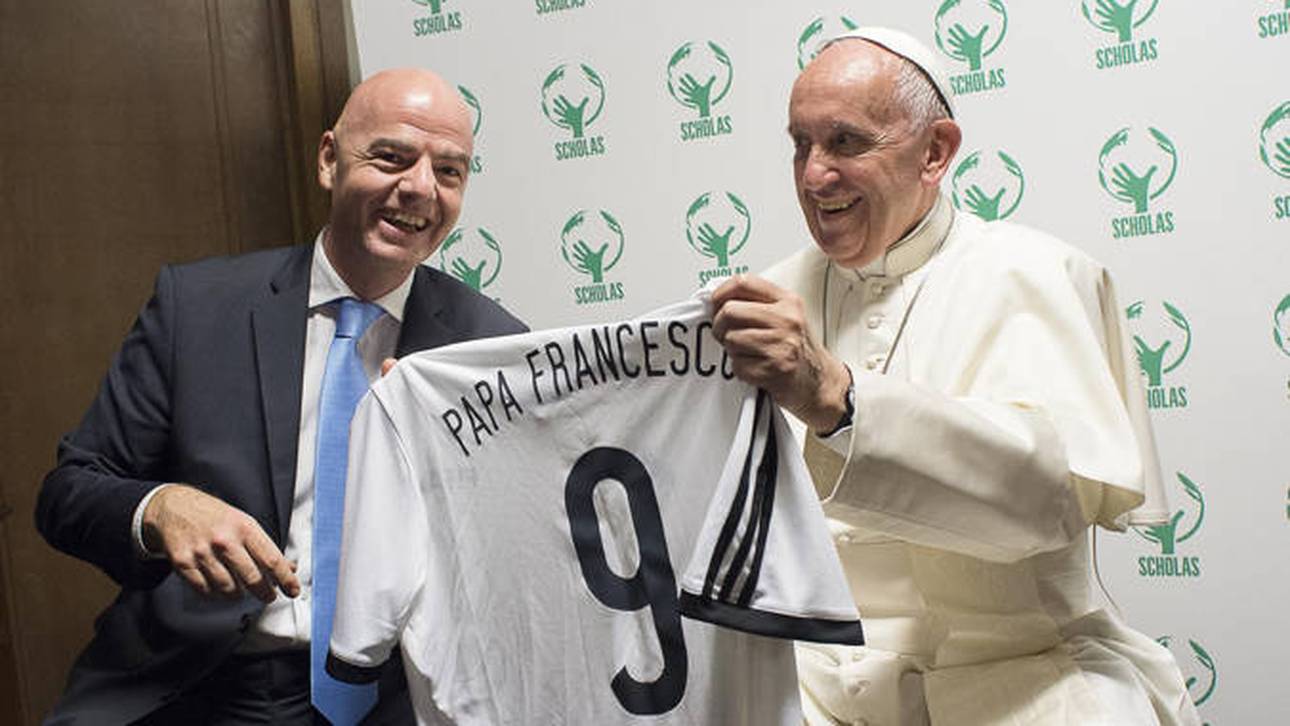 Infantino „betrübt” nach Papst-Tod