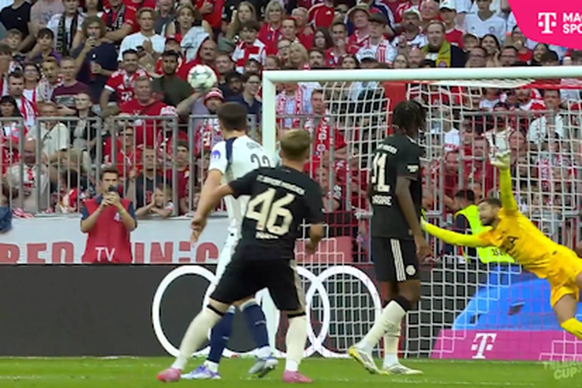 Ihm gehört die Zukunft: Bayerns Lennart Karl lässt die Allianz Arena beim 3:0 gegen Tottenham beben. Der 17-Jährige sorgt mit seinem Traumtor für das Highlight des Spiels. 