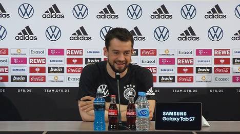 Nach knapp dreieinhalb Jahren Pause ist Amin Younes wieder für die deutsche Nationalmannschaft nominiert worden. Auf der PK gibt sich der Frankfurter gut gelaunt.
