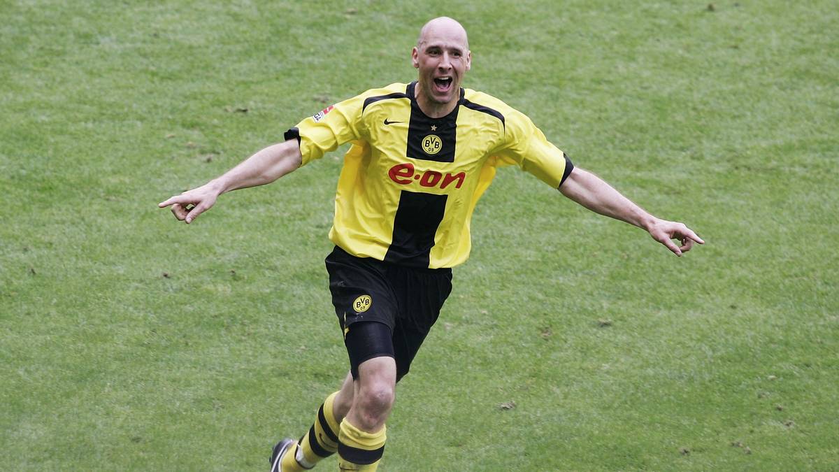 JAN KOLLER: Fünf Jahre hatten die BVB-Anhänger das Vergnügen, dem 2,02-Meter-Großen Mittelstürmer beim Tore-Erzielen zuzuschauen. Satte 79 Mal netzte der 91-fache Tschechische Nationalspieler von 2001 bis 2006 in 184 Partien ein und feierte 2002 eine deutsche Meisterschaft.