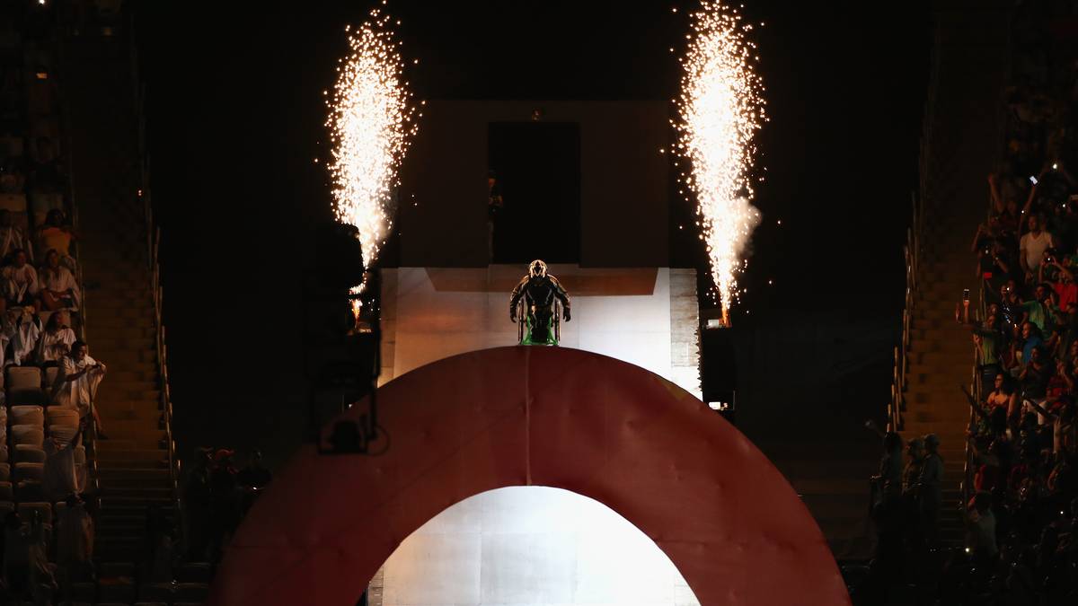 Dann sorgt der querschnittsgelähmte Extremsportler Aaron "Wheelz" Fotheringham mit spektakulären Moves für Staunen auf den Rängen