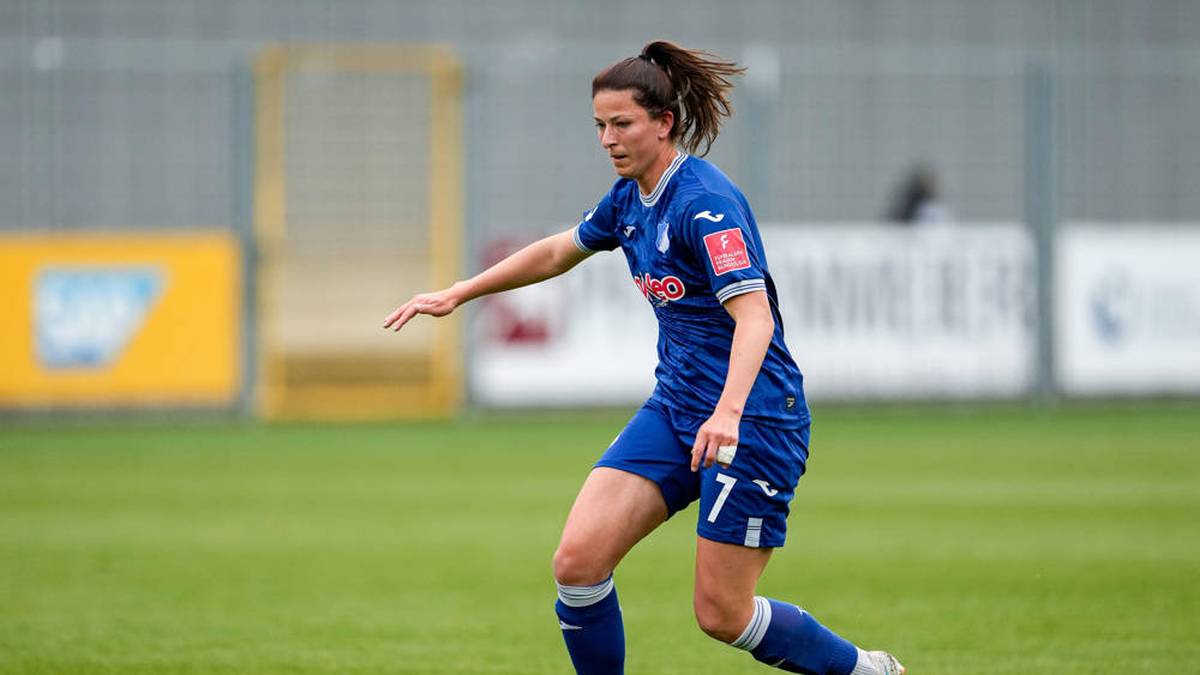 Chantal Hagel ist 24 Jahre alt und spielt beim TSG Hoffenheim. Bislang absolvierte sie neun  Länderspiele. Ihr Nationalmannschaftsdebüt gab sie 2022 in Norwich