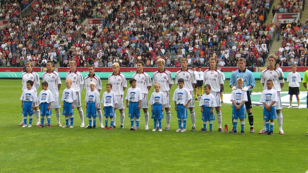 Björn Kopplin (5.v.r.) mit Thomas Müller (4.v.r.), Holger Badstuber (3.v.r.) und Toni Kroos (3.v.l.)