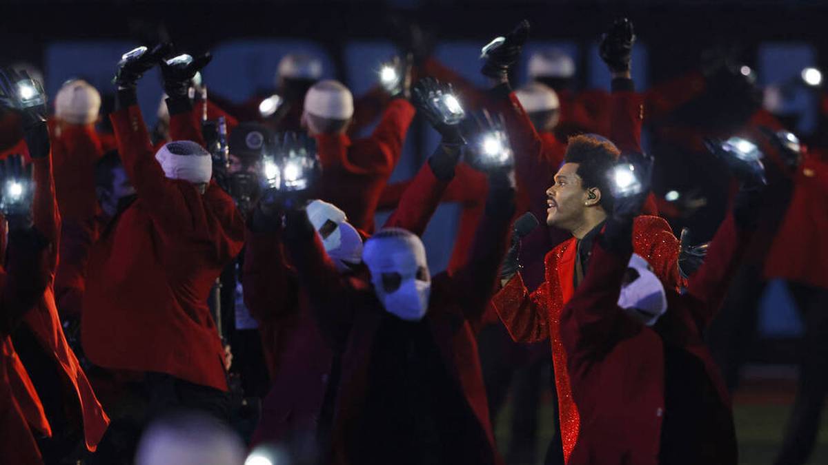 The Weeknd wird von den Masken-Menschen umkreist beim Super Bowl