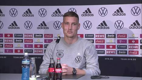 Aufnahmerituale sind im Fußball nichts Ungewöhnliches. David Raum erzählt, wie er sich bei der deutschen Nationalmannschaft vorgestellt hat und hofft, dass das Team nicht auf neue Ideen kommt.