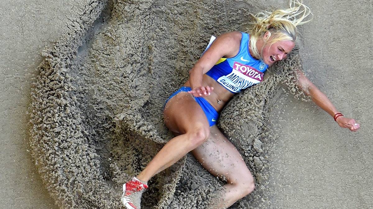 Ob die Ukrainerin Anastasiya Mokhnyuk hier gerade versucht, einen Schneeengel im Sand zu machen?