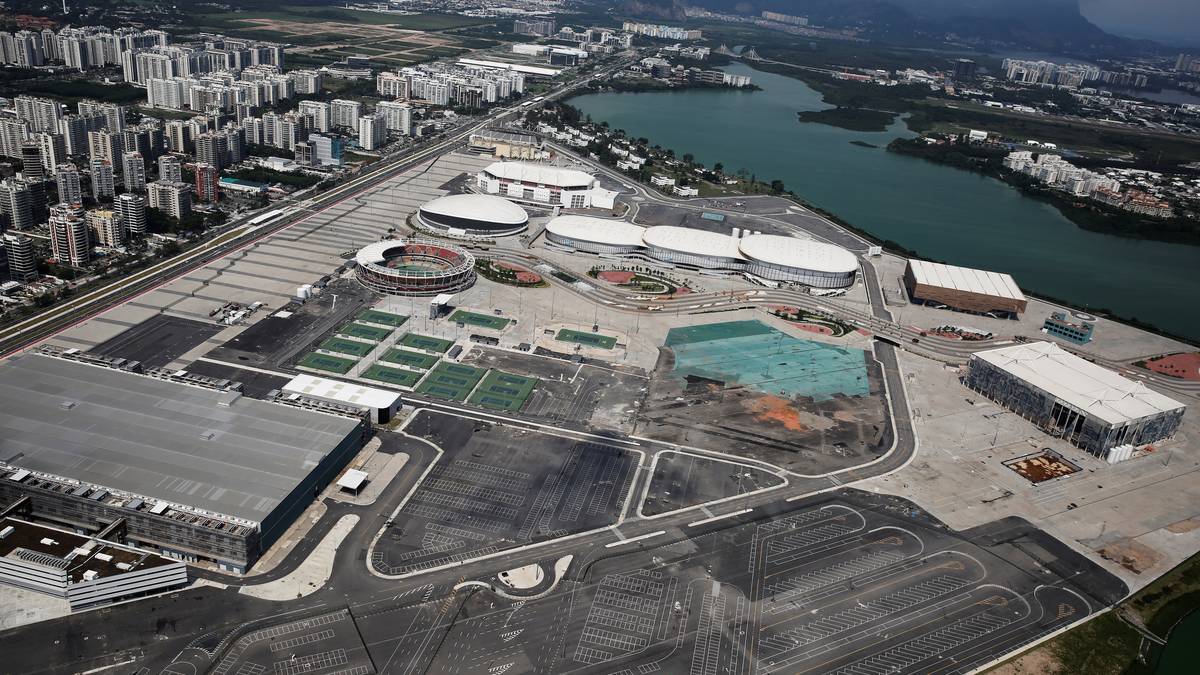 Auch aus der Luft ist von Sportlern weit und breit nichts zu sehen. Eine Geisterstadt