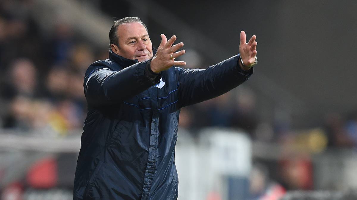 Stevens' gesundheitliche Situation bewegt ihn zu seinem vorzeitigen Abschied. Der "Knurrer" leidet an Herzrhythmusstörungen, im November 2018 muss er sich laut "Bild" sogar einer Operation am Herzen unterziehen, die ohne Komplikationen verläuft. Stevens erklärt seine Trainerkarriere nach dem Rücktritt in Hoffenheim für beendet