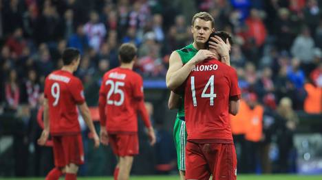 Manuel Neuer tröstet Xabi Alonso nach Bayerns CL-Aus gegen Atletico 