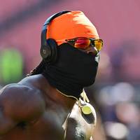 NFL-Star David Njoku von den Cleveland Browns erscheint zum Spiel gegen die Baltimore Ravens mit einer Maske. Der Auftritt hat einen ernsthaften Hintergrund.