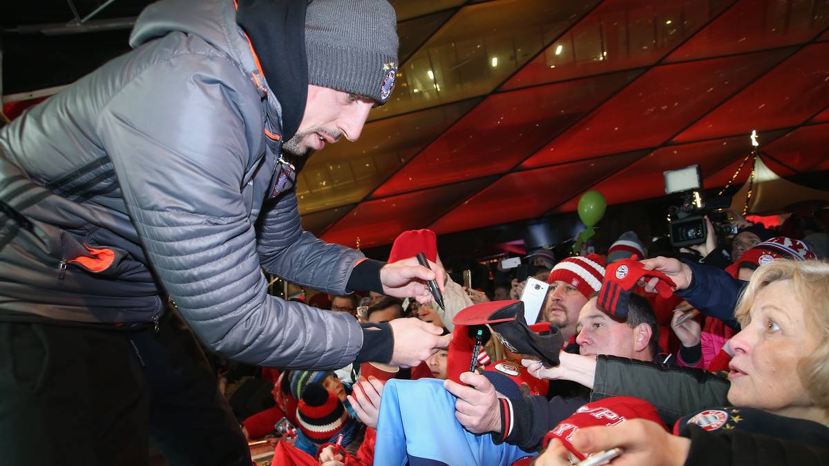 Auch die Stars lassen sich blicken. Franck Ribery schreibt fleißig Autogramme und…
