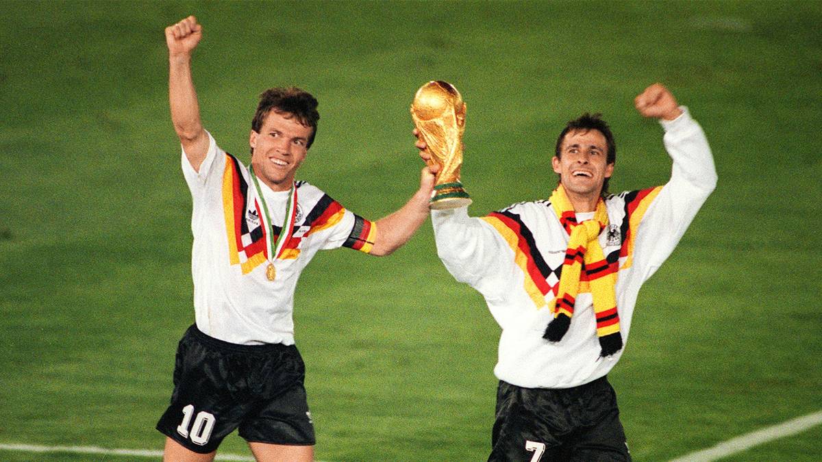 So sah das Original des Weltmeister-Trikots von 1990 aus. Allerdings blieb 2018 der Erfolg aus: Als Titelverteidiger flog Deutschland in der Vorrunde raus.